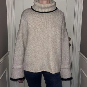 Stickad polotröja  - Stickad polotröja med coola svarta detaljer. Köpt från sellpy men aldrig använd av mig.⭐️ 