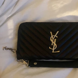 Ysl  - Ysl plånbok, kommer aldrig till användning. Box kan komma med om så önskas, lite smutsig dock.