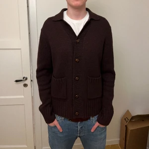 Tiger of Sweden Cardigan - Säljer denna feta stickade cardigan från Tiger of Sweden, storlek M och varan är i gott skick som ni kan se på bilderna. Inköpt för 2399, säljes för 499kr!