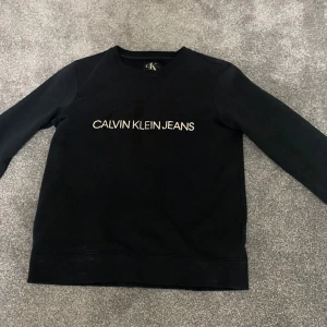 Calvin Klein tröja för barn  - Tjena  Säljer en fin tröja för pojkar, säljer den då den inte är använd på länge och har vuxit ur den för ett tag sedan.  Nypris är cirka 1000kr Pris kan diskuteras!