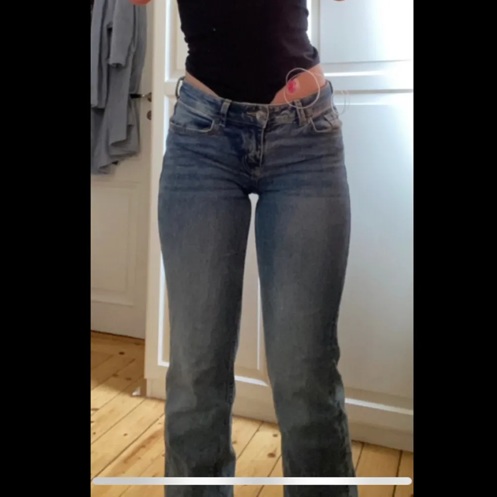Super fina jeans från vad jag tror är H&M, sällan använda och i nyskick❤️ kom gärna privat för fler bilder! Är 162 cm för referens och bär vanligen stl M i Jeans. Hårt material men sitter endå super fint längs kroppen . Jeans & Byxor.
