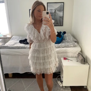 Studentklänning  - En supersnygg studentklänning eller annan klänning från by malina❤️ aldrig använd utan bara provad. Den är i storlek M. Original pris 2800 kr