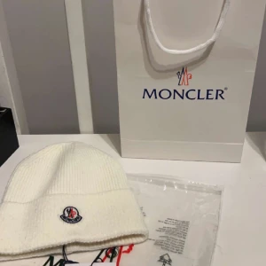 Moncler mössa - En Moncler mössa du får med påsse och allt kom med bud betalning via plick 