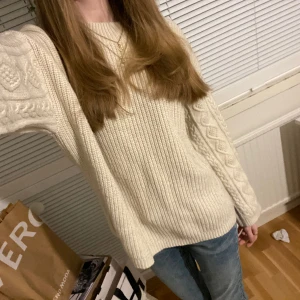 Stickad tröja - Inga defekter💕  tröjan har gyllene knappar vid ena axeln🩷