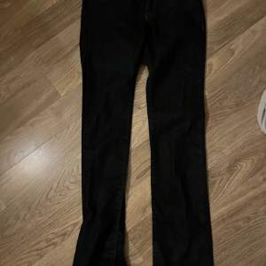raka/flared jeans som är lågmdidjade i svart färg, Diesel i modellen ”RONHY”