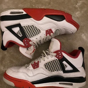 Äkta Jordan 4  - Fina jordan 4s från Restock 2021. Storlek 39 går att tvätta har ej gjort de som man ser på bilderna. Låda kvar. Inte använda på 2 år.