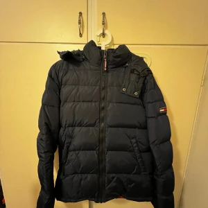 Hilfiger vinterjacka - Använd sparsamt 2 vintrar, legat på hylla sen 2 år tillbaka. Nypris 1800kr mitt pris 650
