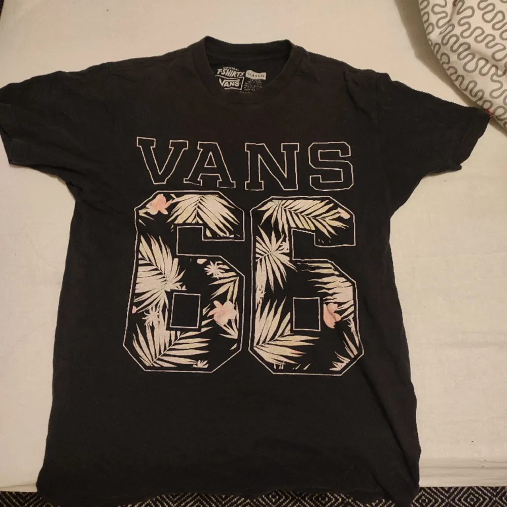 Vans tröja som ny. . T-shirts.