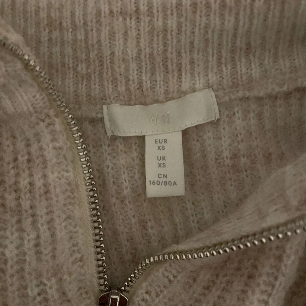 Säljer denna då den aldrig kom till någon användning heller halv zip från hm i beige orginal pris 499. Stickat.