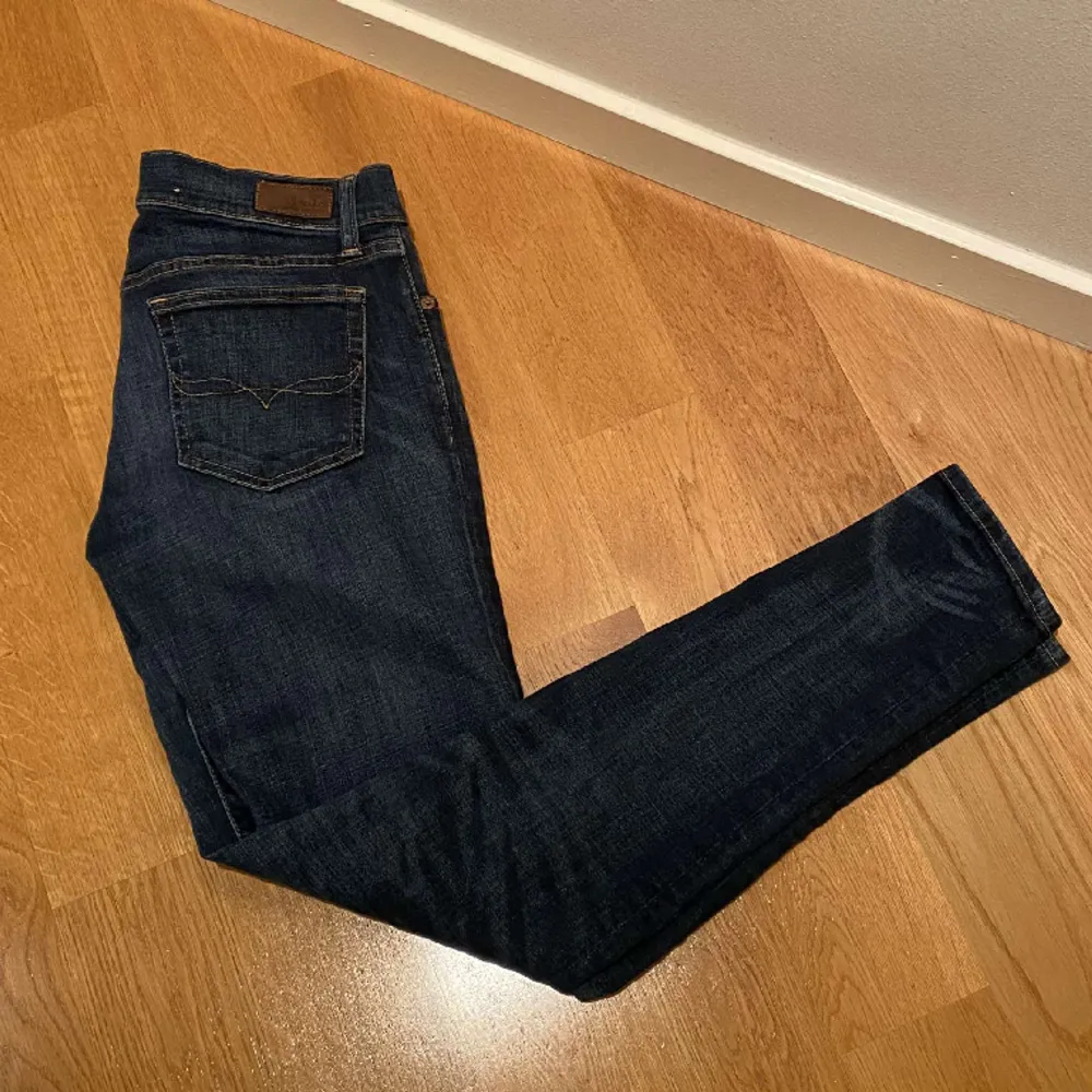 Säljer dessa feta ralph lauren jeans i storlek 28/30, med en sjukt snygg mörkblå wash. Ny pris ca 2000 vårt pris 600. Jeans & Byxor.
