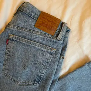 501 Levi’s jeans i ljusblått.  Otroligt bra skick, nästintill oanvända & i nyskick.  Storleken är W28 L26 Ordinarie pris 1 249kr. 