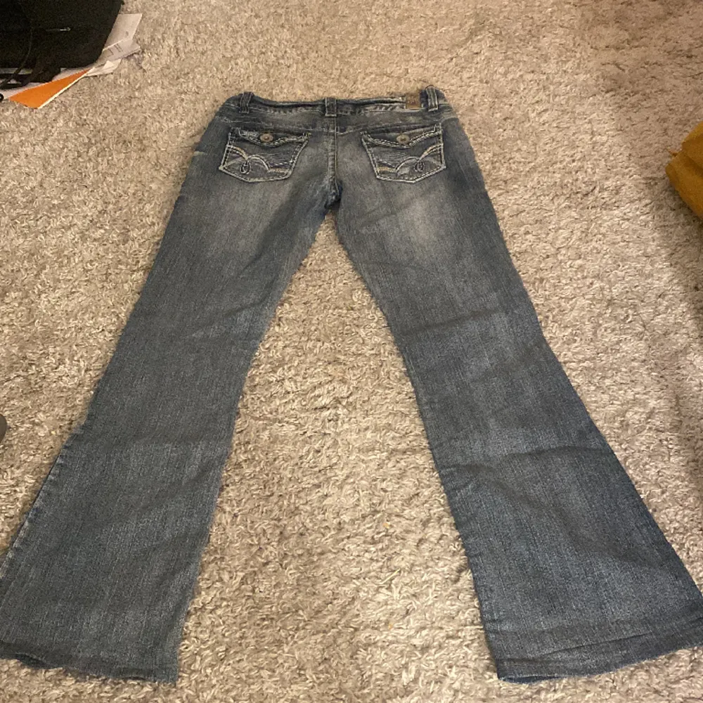 Säljer dessa super snygga low waist bootcut jeans som tyvärr är förstora för mig :(( de är i storlek 7 står det men midjemåttet är ungefär 40 och innerbenet är typ 78💕. Jeans & Byxor.