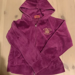 Gammal juicy - Snygg gammal juicy kofta i storleken xxl barn storlek som är ungefär xxs i vuxen storlek. Jag har aldrig använt, därför är den i super bra skick och har inga fläckar/skador. Fråga om fler bilder. Kan diskutera pris. Kan mötas upp. Köpte för 450!