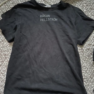 Håkan Hellström merch  - Najs Håkan Hellström merch från hans senaste konsert i Göteborg. Storlek small, najs och cool. 