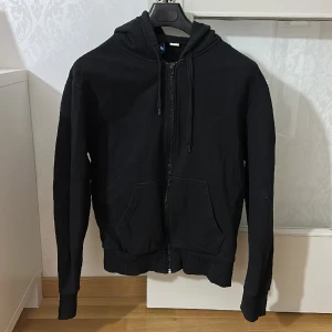 Svart munktröja  - Svart munktröja från hm storlek L 