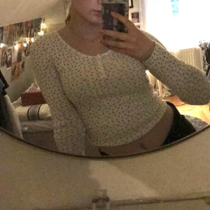 Gullig Brandy Melville tröja - Gullig tröja med blommor från Brandy Melville som passar både nu i vinter och till vår/sommar. Använd en del därav priset. Passar xs-m. Hör gärna av er vid frågor! 🥰