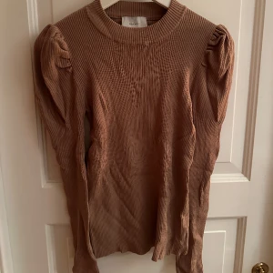 Neo Noir blus - Storlek L. Knappt använd. Fin med puffärm. Strechig