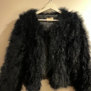 Fjäder/pälsjacka - Fjäder/pälsjacka från WOS.  Använd, mycket fint skick. Strl: S