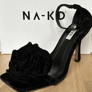 Ros-klackskor NA-KD  - Slutsålda klackar från NAKD. Oanvända. Nypris: 599kr. (Frakten står köparen för🫶🏼)