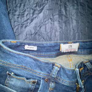 Super fina ltb jeans i modellen Valeria Knappt använda då de är för små💓 Storlek 24/32   Midjemåttet rakt över-33 cm  Innebenslängden- 77 cm  Hör gärna av er vid frågor💞 Kolla mina andra annonser! 💓
