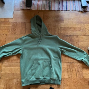 Grön hoodie strl M - Snygg grön tröja med storlek medium