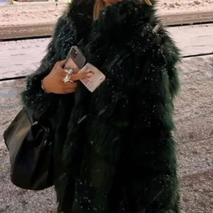 Pälsjacka  - Grön pälsjacka från nelly trend, storlek M så lite overzised men så mysig och varm till vintern  💚💚