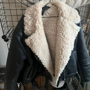 Jacka - Bikerjacka från HM förra året.  använd fåtal gånger den är helt som ny.  Storlek xl då jag vill ha den oversized. Jag är vanligtvis en M. 