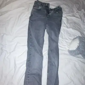 Lite lågmidhade jeans från zara, sydda i bakfickan men inget synligt, köpt för 400