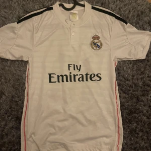 Fotbollströja  - James fotbollströja för barn i storlek 152