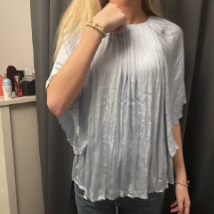 Topp - Super fin blus från Carin wester. Oanvänd med lappen kvar