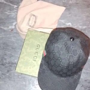 Gucci keps me lådan - Den är lite sönder där back där man spänner