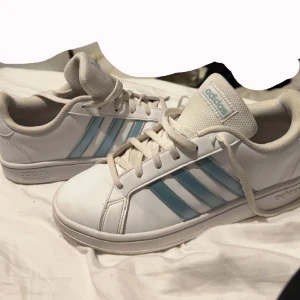 Adidas skor - Jättesköna skor att gå i super mjuk sula. Inte använda så många gånger ska självfallet tvättas bättre innan försäljning.