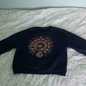 Sweatshirt  - Materialet är likt fleecetröja och designen är något öga. Inte jätte använd då jag inte tyckte den passade mig