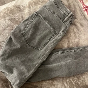 Grå jeans  - Lager 157 snake gråa Storlek s Endast testade 