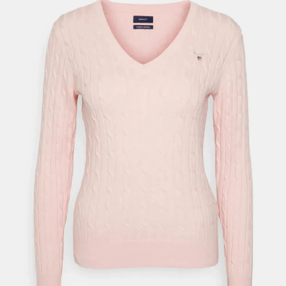 Säljer nu min rosa gant tröja 🩷 Står inte stlk men skulle gissa på M. Inte riktigt den på bilden men ser 98% likadan ut. Tröjor & Koftor.