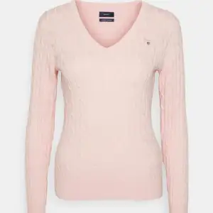 Säljer nu min rosa gant tröja 🩷 Står inte stlk men skulle gissa på M. Inte riktigt den på bilden men ser 98% likadan ut