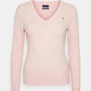 Gant - Säljer nu min rosa gant tröja 🩷 Står inte stlk men skulle gissa på M. Inte riktigt den på bilden men ser 98% likadan ut