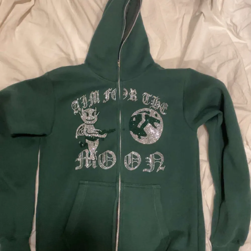 Hej! Säljer nu en ass snygg rheinstone hoodie! Den är nästan aldrig använd (10/10 condition).  . Hoodies.