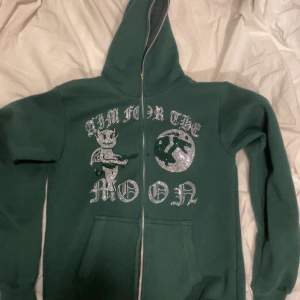 Hej! Säljer nu en ass snygg rheinstone hoodie! Den är nästan aldrig använd (10/10 condition).  