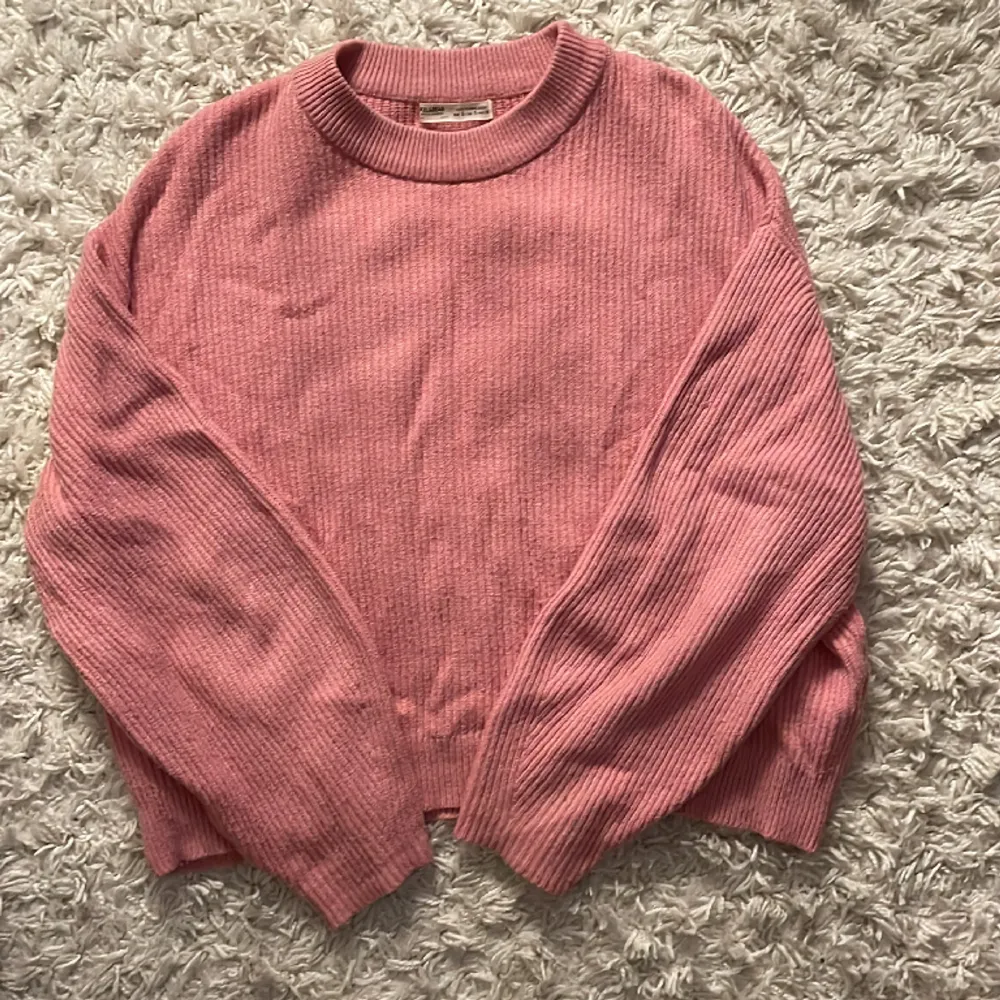 Superskön rosa stickad tröja. Säljer dp den inte längre kommer till användning. Storlek S men passar även M. Skriv för fler bilder💕 köparen står för frakten 🔥. Tröjor & Koftor.