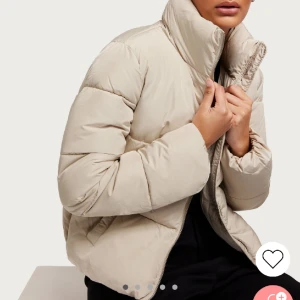 JDY short padded jacket - Dunjacka ifrån Nelly i färgen beige. Köptes för 549 kr. Aldrig använd, endast testat! Prislapp finns kvar. Säljer pga för många likande jackor.
