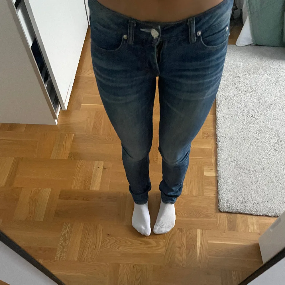 Lågmidjade snygga jeans från Acne Studios! Är lite osäkert på vilken storlek det är då det inte står.. Jeans & Byxor.