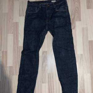 Fina jeans i storlek w34 l34 från lager 157! Skrynkliga efter legat i en påse!