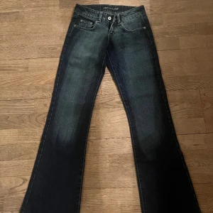 Lågmidjade bootcut jeans  - Lågmidjade bootcut jeans som är helt nya! Midjemått rakt över 33 cm, innerbenslängd 83 cm❤️‍🔥❤️‍🔥