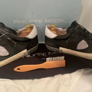 Phillipe model paris skor - Säljer dessa otroligt feta Phillipe model skorna. Skick väldigt bra. Allt og, snören, box, goodiebag, skoborste ingår. Sprayade med mocka, läderspray. Har fler bilder så som sulan osv, önskas det skriv privat🌟