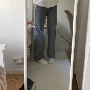 Raka gråa jeans - Ett par supersnygga raka gråa jeans. Mycket fint skick då de är sparsamt använda. Säljes då jag har så mycket annat och de tyvärr inte kommer till användning längre. Är 168 lång för referens. Pris kan diskuteras 💕