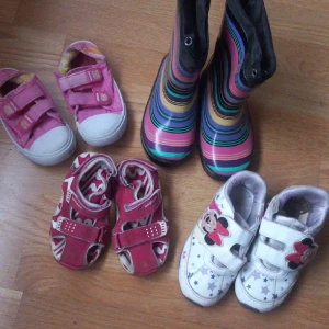 Fina skor för flicka str 26 - Fina skor för flicka str 26.bara 100kr alla 4 par.Välkommen