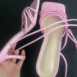 Rosa klackskor  - Säljer domhär fina klackskorna från ASOS. Använt en gång. Bekväma och fina🫶🏽