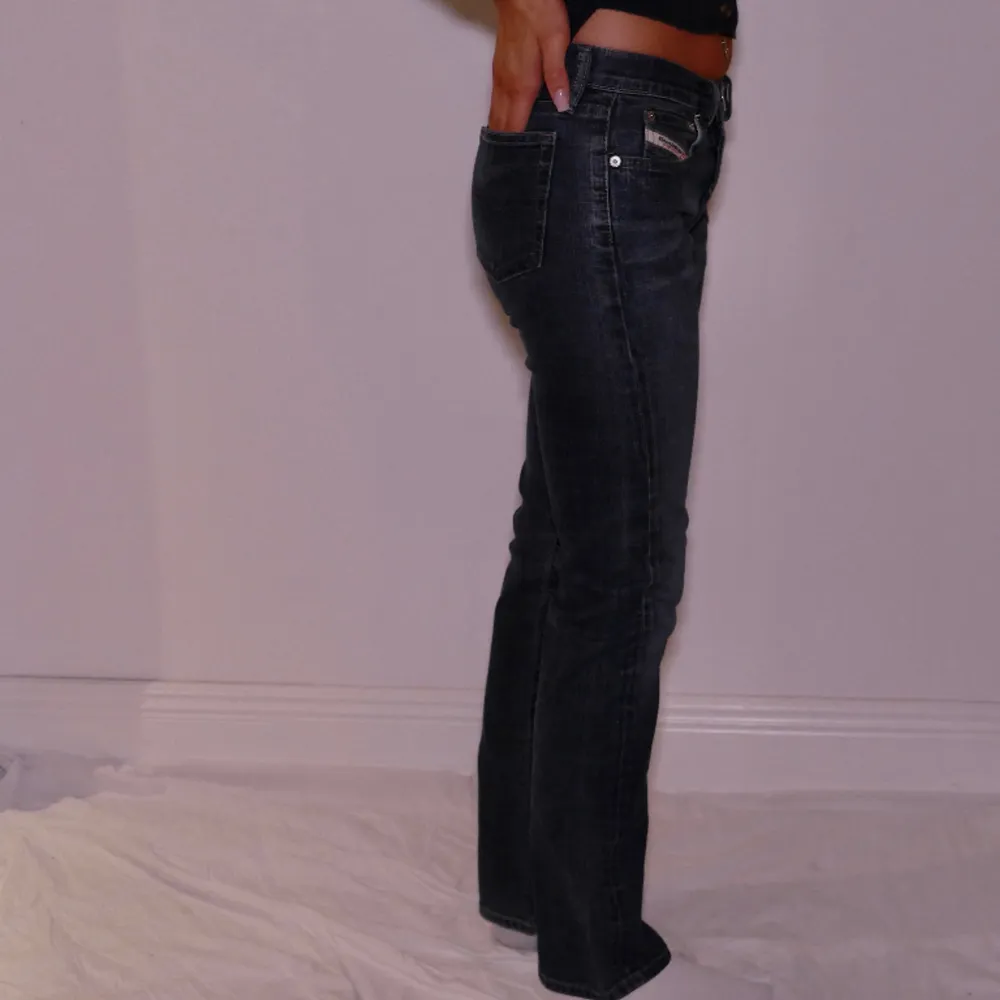 Snygga trendiga jeans från diesel  Modellen är 166cm!   Mått: Hela byxan 97cm Innerbenslängd 76cm Midjan 34cm Midjehöjd 22cm Benbredd 19cm. Jeans & Byxor.