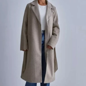 Beige kappa🌟 - Perfekt beige midi-kappa från Vero Moda! Välanvänd men ändå i fint skick 🌟 Passar till allt och så skön, DM för fler bilder och pris kan alltid diskuteras!🫶🏻